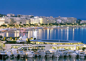 Cannes harbour by night : an idea to walk around from our bed and breakfast