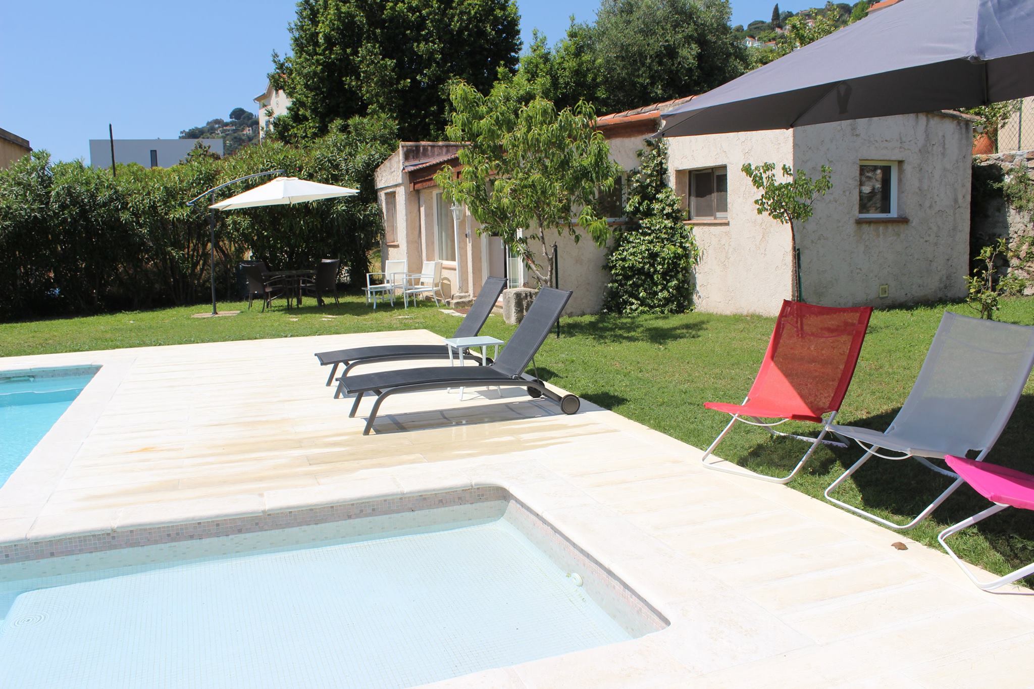 Gîte Mazal au bord de la piscine